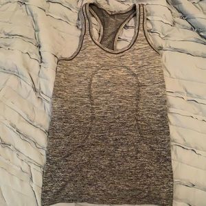 lululemon size 4 DISCLAIMER THEY DO NOT MAKW THIS TANKTOP ANYMORE only worn 2x